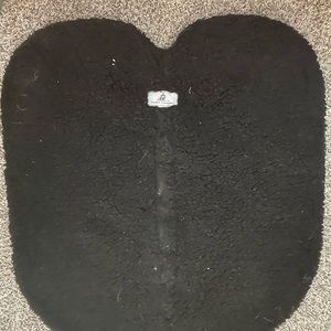 Cashel Company black fleece-like saddle pad or Tush Cushion. Size: round.